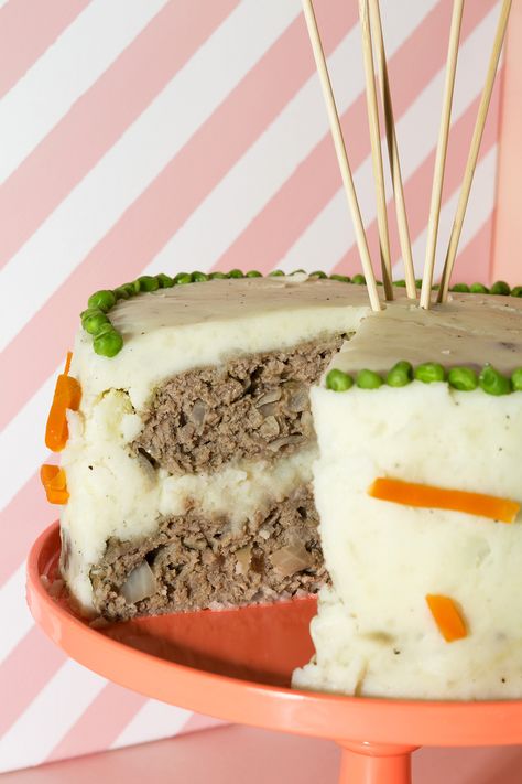 How delicious does this Meatloaf Cake with Mashed Potato Frosting recipe look?! Meatloaf Cake, Savory Cake, Sandwich Cakes, Meat Cake, Dog Cake Recipes, Cooking Potatoes, Sushi Cake, Rib Rub, Dog Food Treats