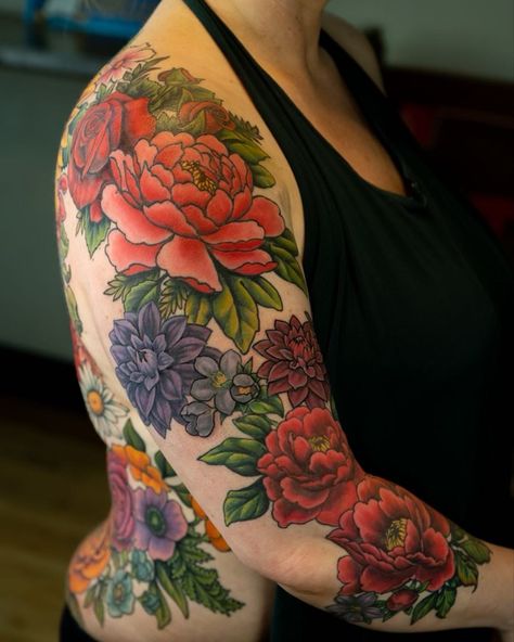 Flor Tattoo, Tattoo Tree, Coverup Tattoo, Floral Tattoo Sleeve, Hummingbird Tattoo, Floral Tattoo Design, Thigh Tattoos Women, Mobile Art, Cover Up Tattoo