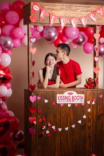 Set de Kissing Booth para este 14 de febrero Kissing Booth Decor, Kissing Booth Photoshoot, Valentines Booth, Valentine's Menu Ideas, Heart Themed Birthday, Valentine's Photoshoot, Valentines Photo Booth, Mommy Daughter Photoshoot, Valintines Day