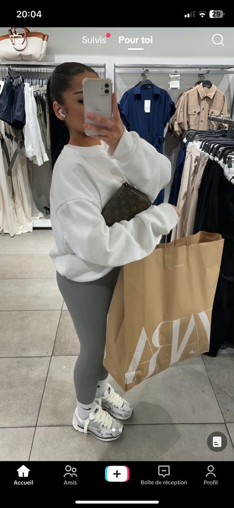 Sporty Set Outfit, Outfit For Shopping Day Summer, Chill Basic Outfit, Long Sleeved White Shirt Outfit, Black Flared Leggings Outfit Black Women, Aritzia Leggings Outfit, Sweatpants Outfits Black Women, White Bag Outfit Aesthetic, Essential Pants Outfit