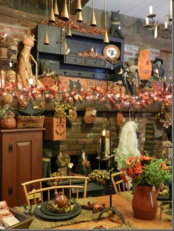 Primitive Fall Living Room, Primitive Fall Decorating Ideas, Colonial Halloween, Living Room Inspiration Farmhouse, Halloween Shops, Modern Home Entrance, Country Halloween Decor, Irish Halloween, Primitive Fall Decorating