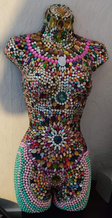 Manequin Ideas Decor, Manaquin Art, Mannequin Decor, Mannequin Art, Sculpture Garden, Weird And Wonderful, Visual Merchandising, Mosaic Art, 3d Art