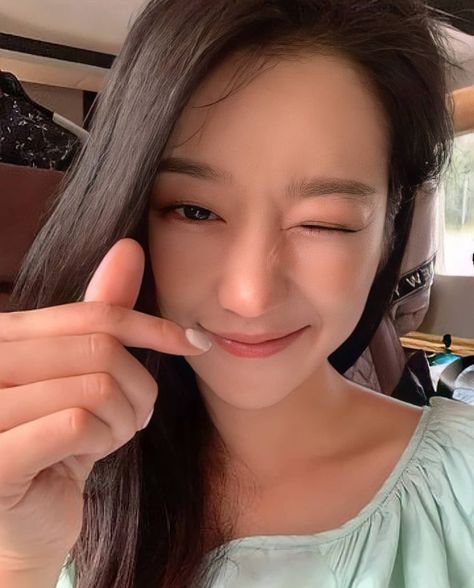 Seo Yea Ji 서예지 en Instagram: “💞💞 - - - #SEOYEAJI #SEOYEJI #GOLDMEDALIST #SELFIE #HEART #PRETTY #KOREA #ACTRESS #SARANGHAE” Seo Yeji, Hyun Ji, Seo Ye-ji, Film Anime, Kim Go Eun, Kim Sejeong, Female Actresses, Korean Actresses, Kdrama Actors