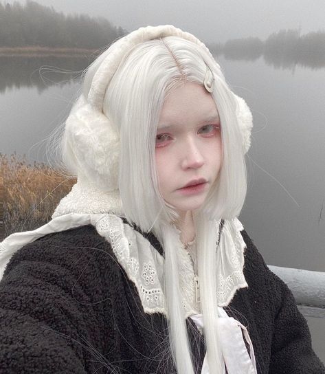 Albino Woman Art, Albino Makeup, Albino Aesthetic, Albino Oc, Albino Art, White Eyebrows, Albino People, Albino Girl, Youth Photos