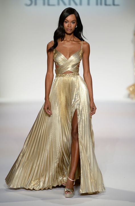 Metallic Long Dress, Fashion Show Dresses Runway, Sherri Hill Runway, Shimmery Dresses, Gold Clothes, New York City Fashion, 2019 Couture, Fall Runway, Fashion Week Spring 2020