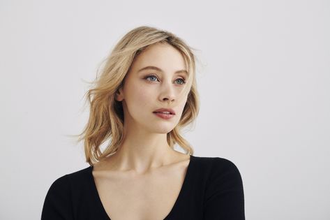 Dracula Untold, Sarah Gadon, Actress Wallpaper, Emma Thompson, Portrait Paintings, Canadian Actresses, Studio Portraits, Dracula, Beautiful Eyes