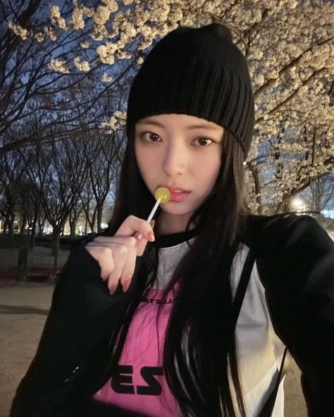 itzy pics on Twitter: "#yuna instagram update ✧ https://t.co/6KA53HewGn" / Twitter Itzy Yuna, Yuna Itzy, Korean Pop, Kpop Girl Groups, Black Aesthetic, Instagram Update, Lollipop, South Korean Girls, Kpop Girls