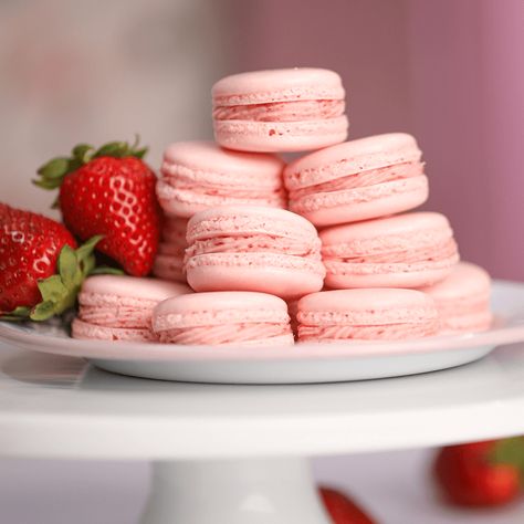 Strawberry Macarons, Strawberry Macarons Recipe, Easter Strawberry, Cute Easter Desserts, Spring Time Desserts, Strawberry Dessert Recipes, Strawberry Buttercream, Spring Desserts, Strawberry Puree