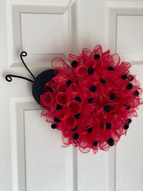 Ladybug Wreaths For Front Door, Diy Flower Wall, Ladybug Decorations, Ladybug Wreath, Ladybug Crafts, Diy Spring Wreath, Beautiful Bugs, Spring Diy, Summer Wreath