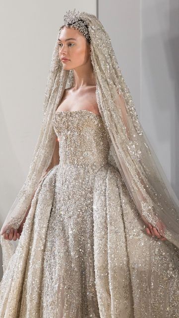 Runway Ss23, Silver Wedding Gowns, Tony Ward Bridal, Corset Wedding Gown, Majestic Wedding, Embroidered Veil, Tony Ward Couture, Bridal Accesories, Spring Summer 23