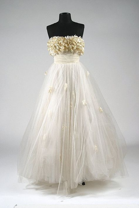 Elizabeth Taylor's dress in 'A Place in the Sun', designed by Edith Head, was widely copied.  Perhaps why Ms. Edith won so many oscars for wardrobe??? Edith Head Designs, Formal Inspiration, Freddie Bartholomew, Edith Head Fashion, Vintage Frocks, A Place In The Sun, Diahann Carroll, Jacques Fath, Edith Head