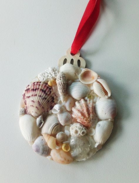 21 Handmade DIY Seashell Ornament Ideas Mosaic Ornaments, Ornaments Diy Kids, Seashell Ornament, Seashell Art Diy, Seashell Christmas Ornaments, Beach Christmas Decorations, Shell Craft, Seashell Projects, Shells Diy