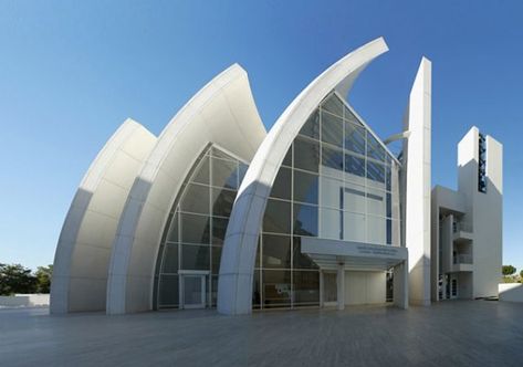 RHYTHM  Rhythm in architecture is the repetitive use of a group of visual themes.  This building shows rhythm through the turning and shifting of similar elements.  This building displays rhythm by having various sized "fins" being repeated. Richard Meier Architecture, Richard Rogers, Richard Meier, Fibreglass Roof, Modern Church, Roof Architecture, Sacred Architecture, Arch Design, Renzo Piano