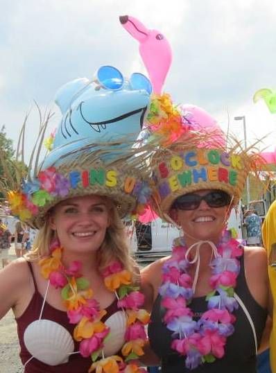 We tend to go a little overboard with our hats for a Jimmy Buffett concert, but who doesn't love inflatables? Margaritaville Costume Ideas, Parrot Head Jimmy Buffet Party Ideas, Jimmy Buffet Costume, Jimmie Buffet, Jimmy Buffet Party Ideas, Jimmy Buffett Tailgate, Parrothead Party, Buffett Ideas, Margarita Ville