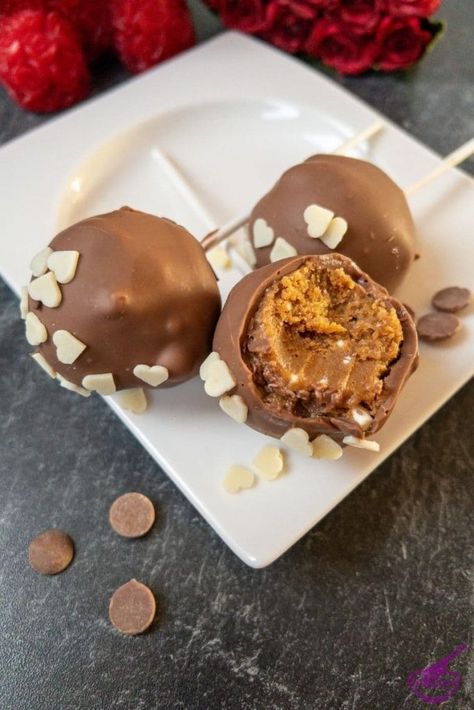 No-bake Lotus Biscoff Cake Pops - combinegoodflavors.com Lotus Biscoff Cake, Frozen Cake Pops, Lotus Cake, Oreo Cake Pops, Biscoff Recipes, Biscoff Cake, Brunch Desserts, Cake Pop Stands, Easy Pumpkin Pie