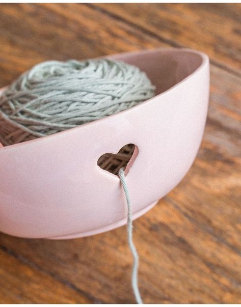 Cute Clay Yarn Bowl, Clay Bowl Ideas Aesthetic, Yarn Holder Clay, Poterry Clay Ideas Cute, Yarn Holder Ceramic, Air Dry Clay Yarn Bowl Diy, Clay Yarn Holder, Air Dry Clay Yarn Bowl, Diy Yarn Bowl