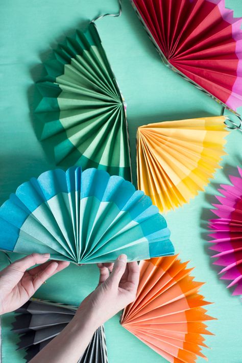 Paper fan garland - Perfect above your bed or around your windows! DIY garland that quick and easy. Paper Fan Garland, Fan Garland, Spanish Party, Paper Fan, 5 De Mayo, Crafts For Seniors, Diy Bricolage, Mexican Party, Paper Fans