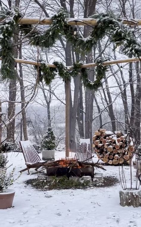 Winter Deck Decorating Ideas, Christmas Backyard, Winter Backyard, Winter Entertaining, Winter Picnic, Diy Tree Decor, Sacred Garden, Winter Porch, Outdoor Living Design