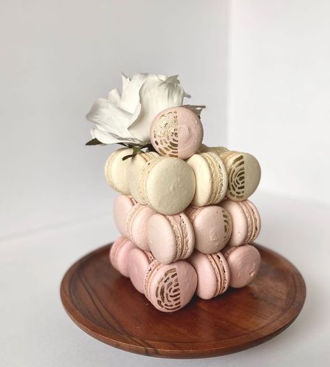 Pink Macaron Cake, Macaron Doodle, Macaron Cube Cake, Macaron Cakes, Cake Macarons, Macarons Cake, Pink Macarons, Pink Macaroons, Macaroon Cake