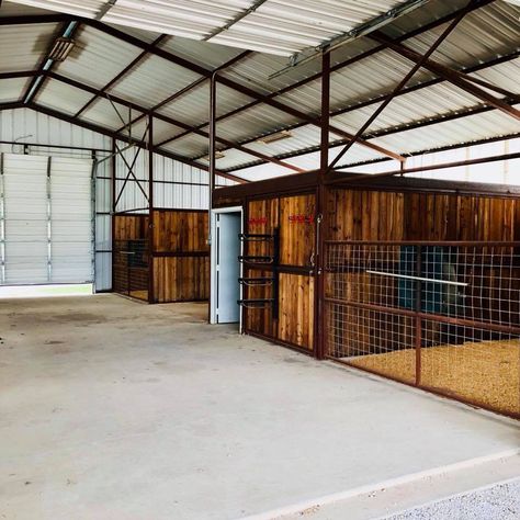 Fancy Stables, Hobbie Farm, Stable Plans, Equine Stables, Small Horse Barns, Cow Barn, Packable Lunch, Horse Shed, Horse Tack Rooms