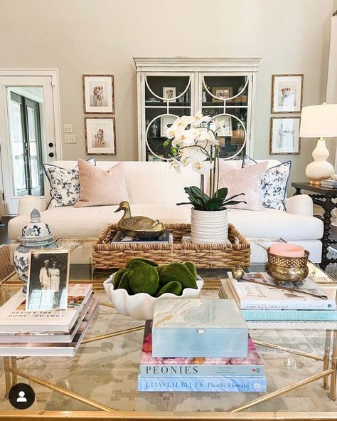 Southern Apartment Decor, Classic Southern Home Decor, Traditional Southern Home Decor, Classic Southern Home, Traditional Southern Home, Coffee Table Vignettes, Classic Apartment, Grand Millennial Decor, Tuesday Inspiration