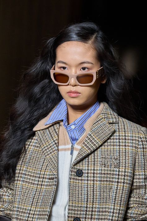 Miu Miu Fall 2022 Ready-to-Wear Fashion Show Details: See detail photos for Miu Miu Fall 2022 Ready-to-Wear collection. Preppy 2022, Preppy Jacket, Spring Inspo, Fall Trend, Outer Jacket, Vogue Russia, Christian Siriano, Fall 2022, Dolce & Gabbana