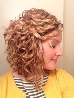 Kręcony Bob, Trendy We Fryzurach, Short Curly Hairstyles For Women, Hair Projects, Short Curly Haircuts, Haircuts For Curly Hair, Penteado Cabelo Curto, Hair And Beauty, Long Hairstyles