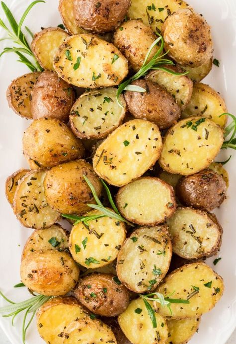 Serving dish of roasted potatoes with rosemary. Roasted Potatoes With Rosemary, Rosemary Garlic Potatoes, Baked Baby Potatoes, Baked Garlic Parmesan Chicken, Perfect Roast Potatoes, Potatoes Crispy, Lemon Garlic Salmon, Rosemary Potatoes, Slow Cooker Lasagna