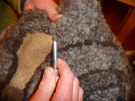 Wool - Tribulations of Hand Spinning and Herbal Dyeing: Making a Rug with Blue Texel Sheep Fleece Texel Sheep, Making A Rug, Rag Rug Tutorial, Textile Techniques, Roving Wool, Rug Tutorial, Diy Wool, Peg Loom, Felting Ideas