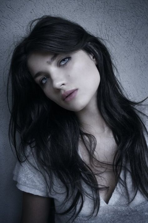 Eve Hewson Daughter of Bono and Ali Hewson. Eve Hewson, Ali Hewson, Septième Art, Fair Skin, Celebrity Entertainment, Woman Crush, Hollywood Stars, Dark Hair, Picture Photo