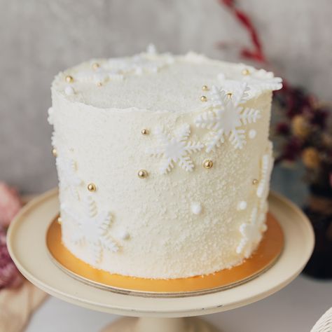 A white Christmas cake with sanding sugar and snowflake motifs ❄️ Snowflake Cake Birthday, White Snowflake Cake, Birthday Cake Winter, Snowflake Cakes, Winter Themed Cake, White Christmas Cake, Snow Cake, Santa Cake, Fresh Fruit Cake