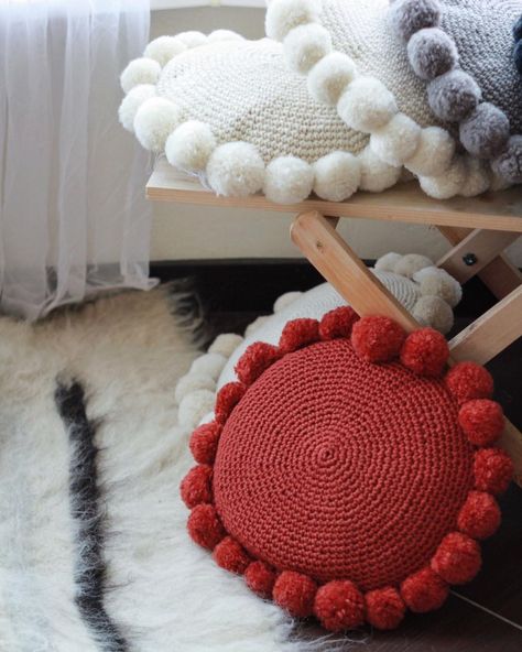 🖤 Crochet round pillow with pompoms Pom Pom Pillows, Pom Pom Crafts, Round Pillow, Crochet Round, Pom Pom, Kids Rugs, Textiles, Arts And Crafts, Pillows