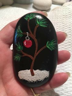 Winter Rock Painting Ideas Easy, Rock Painting With Paint Pens, Painting Rocks Christmas, Rock Art Christmas, Rock Painting Christmas Ideas, Christmas Rocks Painting Ideas, Christmas Painted Rocks Ideas, Christmas Rock Art, Christmas Painted Rocks