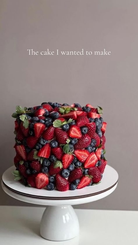 Cake Decorating Ideas With Fruit, Loaded Birthday Cake, Simple Cake Decorating Chocolate, Birthday Fruit Cake Ideas, Decorate Strawberry Cake, Fruit Covered Cake, Chocolate Cake With Fruit On Top, Birthday Cake Berries, Pretty Chocolate Cake Decorating Ideas