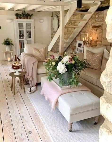 The Shabby home Shabby Chic Furniture Living Room, Whimsical Living Room, Cozy Cottage Living Room, Cozy Farmhouse Living Room, Grandma Chic, Multifunctional Furniture Small Spaces, Shabby Home, Cottage Living Rooms, Pallet Furniture Bedroom