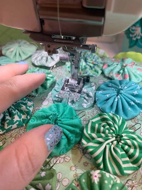 Green Yo-Yo Pillow- Sewing Tutorial – Clover Needlecraft Loom Flowers, Pillow Sewing, Yo Yo Quilt, Yo-yos, I Am So Happy, Diy Pillows, Fabric Projects, Fabric Art, Social Media Manager