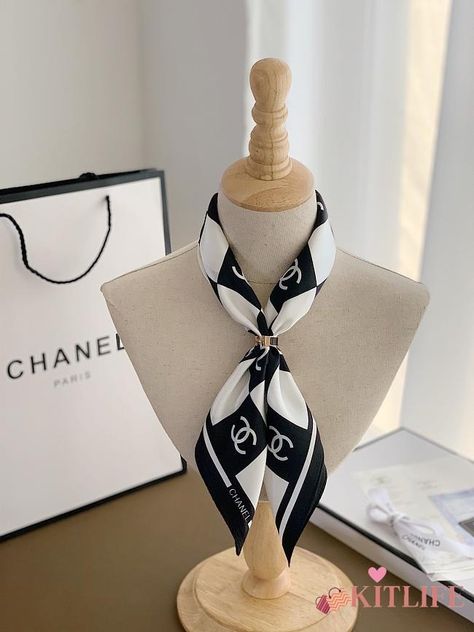 Kitlife Chanel Silk Twil Black&White 002 - 50 x 50 cm - kitlife.ru Chanel Scarf, Usa Accessories, Mirror Image, Silk Scarves, Bag Fashion, Real Leather, The Box, Paper Bag, 50 %