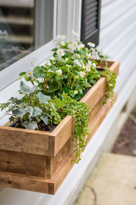 Diy Wood Planter Box, Diy Wood Planters, Spring Diy Projects, Window Planter, Spring Porch Decor, Window Planters, Diy Planter Box, Outdoor Remodel, Pallet Planter