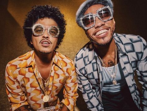 Bruno Mars Music Videos, Bruno Mars Music, Sonic Costume, Leave The Door Open, Pop Music Artists, Duo Band, Silk Sonic, Anderson Paak, Duo Costumes