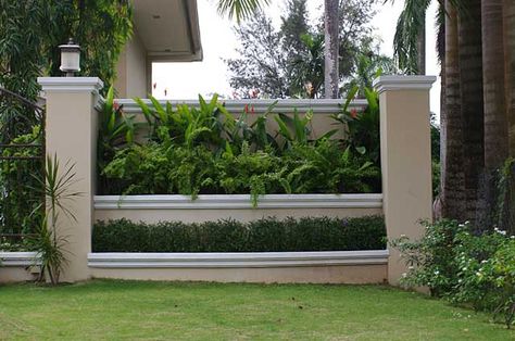 Looking for ideas to make a short decorative garden fence. Compound Wall Garden Ideas, Concrete Fences, Boundry Wall, Temple House, Garden Gates And Fencing, Garden Gate Design, House Fence, Compound Wall Design, Types Of Bricks