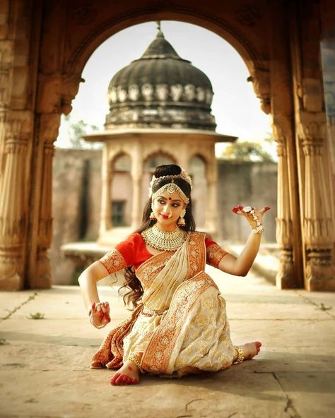 Devi Poses Bharatnatyam, Baratham Poses, Bharatnatyam Aesthetic Poses, Bharatanatyam Poses Photography, India Culture Photography, Bharatanatyam Poses For Photoshoot, Bharatnatyam Photoshoot, Photoshoot Ideas Traditional, Arangetram Photoshoot