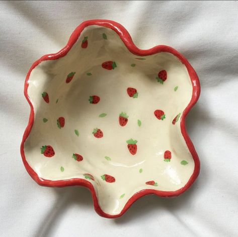 Strawberry Jewelry Tray, Strawberry Painted Pottery, Pottery Painting Strawberries, Bowl Ideas Ceramic, Summer Ceramic Ideas, Easy Pinch Pot Ideas, Pottery Painting Dish, Pottery Dish Painting Ideas, Aesthetic Ceramics Ideas