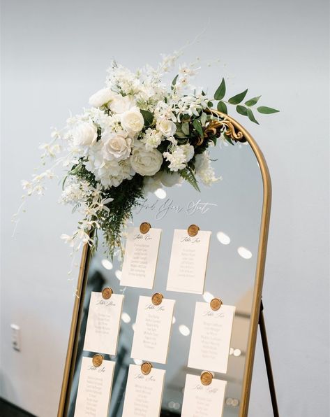 Mirror Seating Chart With Flowers, Seating Plan Mirror, Seating Chart On Mirror, Seating Chart Mirror, Signage Flowers, Mirror Wedding Signs, Mirror With Flowers, Mirror Seating Chart, Mirror Wedding