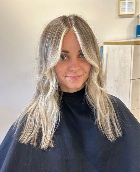 Fall Blonde Mid Length Hair, Money Piece Grown Out, Mid Length Hair With Blonde Money Piece, Blonde Balayage Dark Roots Money Piece, Blonde In The Front Brown In The Back, Brown Lowlights In Blonde Hair Fall, Blonde With A Root Smudge, Blond With Dimension, Bayalage Blonde With Money Pieces