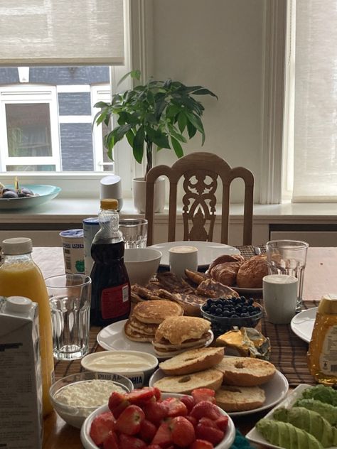 Homemade Brunch Aesthetic, Breakfast For Friends, Brunch Aesthetic Home, Family Brunch Aesthetic, Breakfast Asthetic Picture, Breakfast Table Aesthetic, Sunday Brunch Aesthetic, Family Breakfast Table, Breakfast Gathering