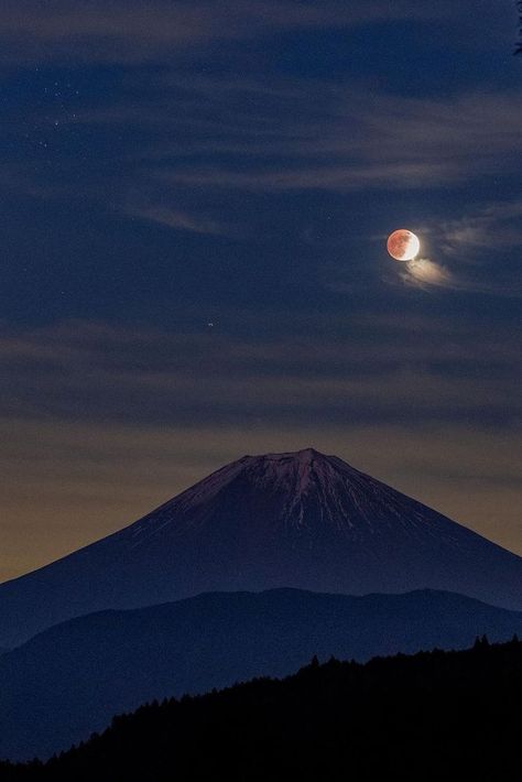 Moon over Mount Fuji, Japan / Image by kenken710 (kenken710) from instagram Mount Fuji Japan, Fuji Japan, Japan Image, Mont Fuji, Moon Photos, Mount Fuji, From Instagram, Mount Rainier, Kyoto