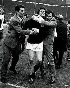 Slim Jim Baxter 1967 after destroying the England team at Wembley Howard Zinn, Noam Chomsky, World Football, Performance Artist, White People, Film Home, Bruce Springsteen, Civil Rights, Bbc News