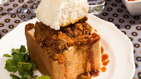 One Hearty Curry Recipe, Out of South Africa - Durban's Bunny Chow - Men's Journal Bunny Chow Recipe, Salad Mint, Durban Curry, South Africa Food, Chow Recipe, Foods For Abs, Bunny Chow, Africa Food, Lamb Shoulder