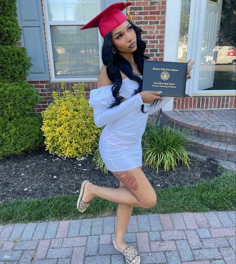 Graduation Outfit Ideas High School, Cap And Gown Senior Pictures, Graduation Outfit Ideas, Graduation Look, Grad Outfits, Graduation Cap And Gown, Senior Photo Outfits, Graduation Picture Poses, Grad Photoshoot