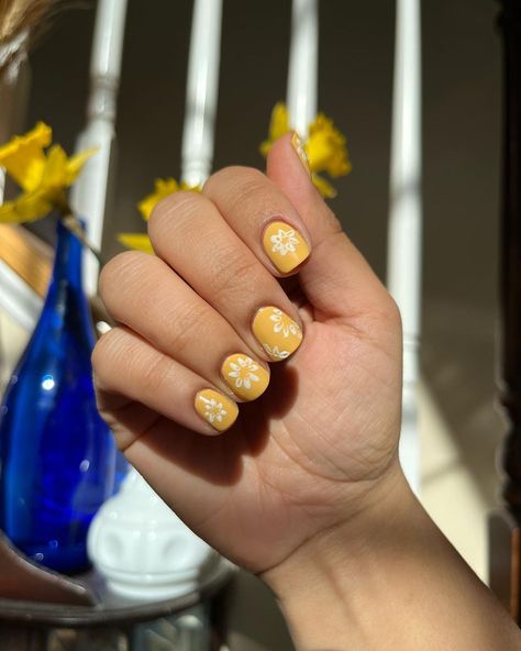 Sophia Maria G - NAIL ART on Instagram: “Sunshine, daisies, butter mellow… *pr* @orly Hi… remember me? Sorry I’ve been so inconsistent on here. I gotta get my shit together but…” Sunshine Nail Art, Sunshine Nails, G Nails, Diamond Earrings, Butter, Daisy, Nail Designs, Nail Art, Nails